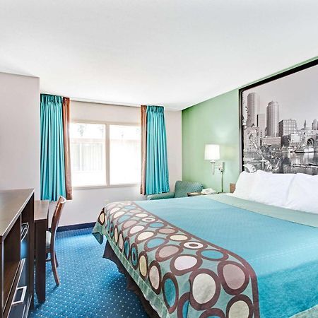 Super 8 By Wyndham Brockton Hotell Eksteriør bilde