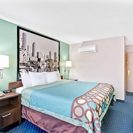 Super 8 By Wyndham Brockton Hotell Eksteriør bilde