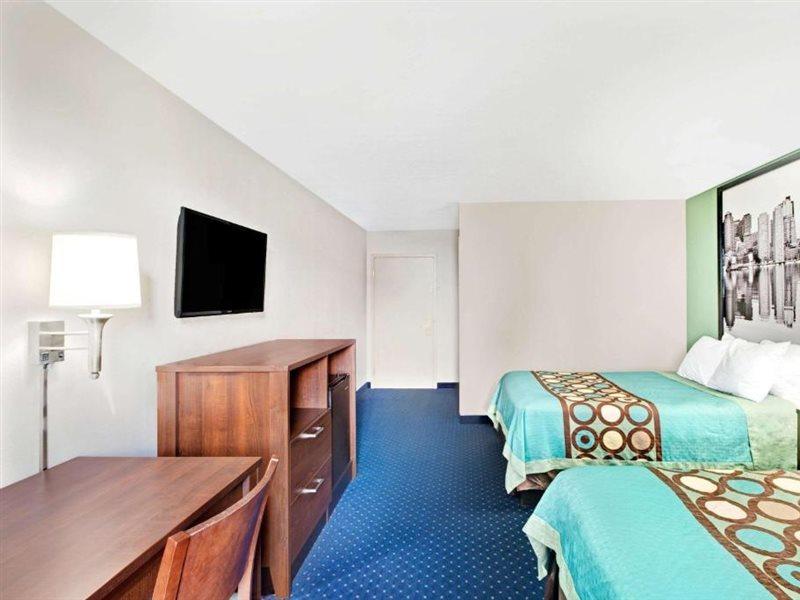 Super 8 By Wyndham Brockton Hotell Eksteriør bilde