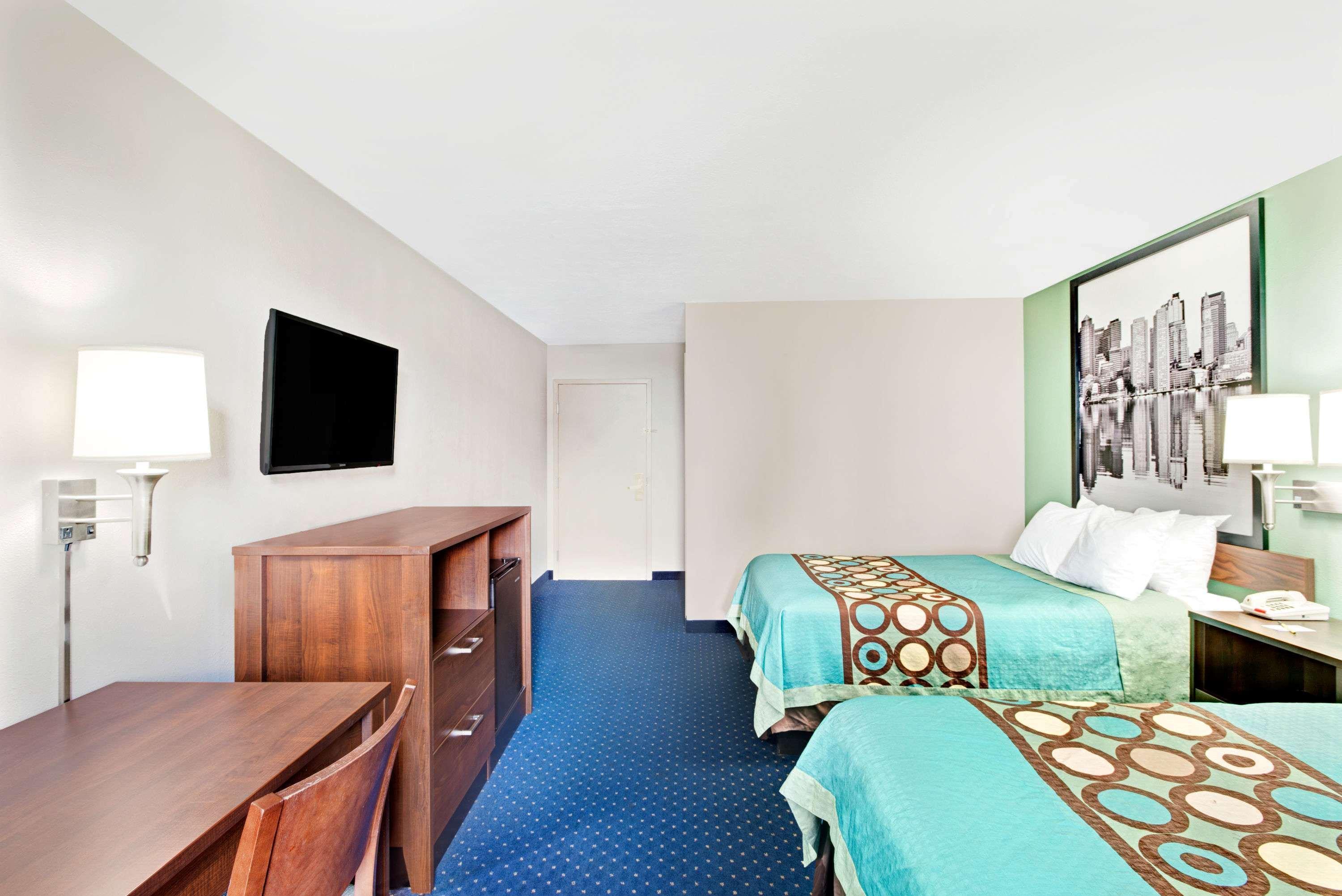 Super 8 By Wyndham Brockton Hotell Eksteriør bilde